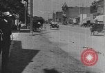 Standbild Edsel Ford verlässt Dearborn Michigan in Ford Kfz Dearborn Michigan USA, 1915, aus Sekunde 12 historischem Filmmaterial Videoclip 65675058505