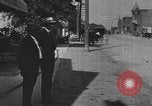 Standbild Edsel Ford verlässt Dearborn Michigan in Ford Kfz Dearborn Michigan USA, 1915, aus Sekunde 13 historischem Filmmaterial Videoclip 65675058505