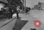 Standbild Edsel Ford verlässt Dearborn Michigan in Ford Kfz Dearborn Michigan USA, 1915, aus Sekunde 15 historischem Filmmaterial Videoclip 65675058505