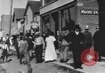 Standbild Edsel Ford verlässt Dearborn Michigan in Ford Kfz Dearborn Michigan USA, 1915, aus Sekunde 21 historischem Filmmaterial Videoclip 65675058505