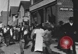 Standbild Edsel Ford verlässt Dearborn Michigan in Ford Kfz Dearborn Michigan USA, 1915, aus Sekunde 22 historischem Filmmaterial Videoclip 65675058505