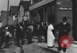Standbild Edsel Ford verlässt Dearborn Michigan in Ford Kfz Dearborn Michigan USA, 1915, aus Sekunde 26 historischem Filmmaterial Videoclip 65675058505