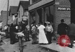 Standbild Edsel Ford verlässt Dearborn Michigan in Ford Kfz Dearborn Michigan USA, 1915, aus Sekunde 27 historischem Filmmaterial Videoclip 65675058505