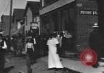 Standbild Edsel Ford verlässt Dearborn Michigan in Ford Kfz Dearborn Michigan USA, 1915, aus Sekunde 30 historischem Filmmaterial Videoclip 65675058505