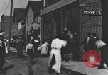 Standbild Edsel Ford verlässt Dearborn Michigan in Ford Kfz Dearborn Michigan USA, 1915, aus Sekunde 38 historischem Filmmaterial Videoclip 65675058505