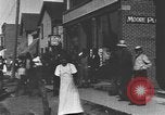 Standbild Edsel Ford verlässt Dearborn Michigan in Ford Kfz Dearborn Michigan USA, 1915, aus Sekunde 42 historischem Filmmaterial Videoclip 65675058505
