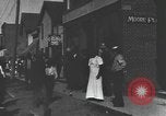 Standbild Edsel Ford verlässt Dearborn Michigan in Ford Kfz Dearborn Michigan USA, 1915, aus Sekunde 44 historischem Filmmaterial Videoclip 65675058505