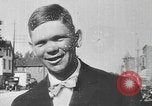 Standbild Edsel Ford verlässt Dearborn Michigan in Ford Kfz Dearborn Michigan USA, 1915, aus Sekunde 48 historischem Filmmaterial Videoclip 65675058505