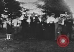 Standbild Gruppe auf ein Eis sozialen in den USA United States USA, 1916, aus Sekunde 1 historischem Filmmaterial Videoclip 65675058509