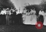 Standbild Gruppe auf ein Eis sozialen in den USA United States USA, 1916, aus Sekunde 7 historischem Filmmaterial Videoclip 65675058509