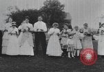 Standbild Gruppe auf ein Eis sozialen in den USA United States USA, 1916, aus Sekunde 11 historischem Filmmaterial Videoclip 65675058509