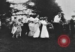 Standbild Gruppe auf ein Eis sozialen in den USA United States USA, 1916, aus Sekunde 19 historischem Filmmaterial Videoclip 65675058509