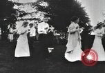 Standbild Gruppe auf ein Eis sozialen in den USA United States USA, 1916, aus Sekunde 36 historischem Filmmaterial Videoclip 65675058509