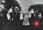 Standbild Gruppe auf ein Eis sozialen in den USA United States USA, 1916, aus Sekunde 49 historischem Filmmaterial Videoclip 65675058509