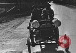 Standbild einen offenen Lkw beladen mit Schweinen Laufwerke auf den Markt in den USA United States USA, 1916, aus Sekunde 1 historischem Filmmaterial Videoclip 65675058510