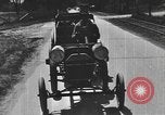 Standbild einen offenen Lkw beladen mit Schweinen Laufwerke auf den Markt in den USA United States USA, 1916, aus Sekunde 9 historischem Filmmaterial Videoclip 65675058510