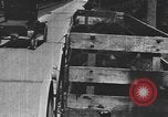 Standbild einen offenen Lkw beladen mit Schweinen Laufwerke auf den Markt in den USA United States USA, 1916, aus Sekunde 48 historischem Filmmaterial Videoclip 65675058510