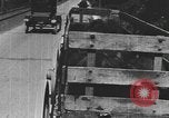 Standbild einen offenen Lkw beladen mit Schweinen Laufwerke auf den Markt in den USA United States USA, 1916, aus Sekunde 49 historischem Filmmaterial Videoclip 65675058510