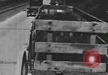 Standbild einen offenen Lkw beladen mit Schweinen Laufwerke auf den Markt in den USA United States USA, 1916, aus Sekunde 50 historischem Filmmaterial Videoclip 65675058510
