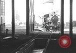 Image locomotive à vapeur en cours de maintenance au Roundhouse United States USA, 1923, de la seconde 1 séquences d'archives historiques vidéo 65675058512