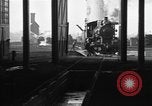 Image locomotive à vapeur en cours de maintenance au Roundhouse United States USA, 1923, de la seconde 3 séquences d'archives historiques vidéo 65675058512