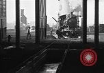 Image locomotive à vapeur en cours de maintenance au Roundhouse United States USA, 1923, de la seconde 4 séquences d'archives historiques vidéo 65675058512