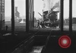 Image locomotive à vapeur en cours de maintenance au Roundhouse United States USA, 1923, de la seconde 5 séquences d'archives historiques vidéo 65675058512