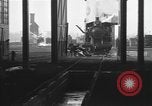 Image locomotive à vapeur en cours de maintenance au Roundhouse United States USA, 1923, de la seconde 8 séquences d'archives historiques vidéo 65675058512