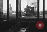 Image locomotive à vapeur en cours de maintenance au Roundhouse United States USA, 1923, de la seconde 11 séquences d'archives historiques vidéo 65675058512