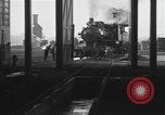 Image locomotive à vapeur en cours de maintenance au Roundhouse United States USA, 1923, de la seconde 14 séquences d'archives historiques vidéo 65675058512