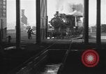 Image locomotive à vapeur en cours de maintenance au Roundhouse United States USA, 1923, de la seconde 15 séquences d'archives historiques vidéo 65675058512
