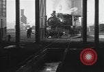 Image locomotive à vapeur en cours de maintenance au Roundhouse United States USA, 1923, de la seconde 16 séquences d'archives historiques vidéo 65675058512