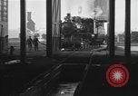 Image locomotive à vapeur en cours de maintenance au Roundhouse United States USA, 1923, de la seconde 17 séquences d'archives historiques vidéo 65675058512