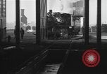 Image locomotive à vapeur en cours de maintenance au Roundhouse United States USA, 1923, de la seconde 18 séquences d'archives historiques vidéo 65675058512