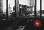Image locomotive à vapeur en cours de maintenance au Roundhouse United States USA, 1923, de la seconde 21 séquences d'archives historiques vidéo 65675058512