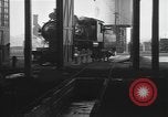 Image locomotive à vapeur en cours de maintenance au Roundhouse United States USA, 1923, de la seconde 22 séquences d'archives historiques vidéo 65675058512