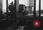 Image locomotive à vapeur en cours de maintenance au Roundhouse United States USA, 1923, de la seconde 23 séquences d'archives historiques vidéo 65675058512