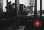 Image locomotive à vapeur en cours de maintenance au Roundhouse United States USA, 1923, de la seconde 24 séquences d'archives historiques vidéo 65675058512