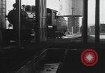 Image locomotive à vapeur en cours de maintenance au Roundhouse United States USA, 1923, de la seconde 25 séquences d'archives historiques vidéo 65675058512