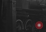 Image locomotive à vapeur en cours de maintenance au Roundhouse United States USA, 1923, de la seconde 28 séquences d'archives historiques vidéo 65675058512