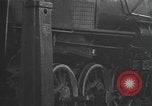 Image locomotive à vapeur en cours de maintenance au Roundhouse United States USA, 1923, de la seconde 29 séquences d'archives historiques vidéo 65675058512