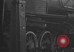 Image locomotive à vapeur en cours de maintenance au Roundhouse United States USA, 1923, de la seconde 30 séquences d'archives historiques vidéo 65675058512