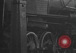 Image locomotive à vapeur en cours de maintenance au Roundhouse United States USA, 1923, de la seconde 31 séquences d'archives historiques vidéo 65675058512