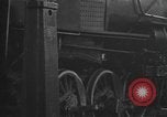Image locomotive à vapeur en cours de maintenance au Roundhouse United States USA, 1923, de la seconde 32 séquences d'archives historiques vidéo 65675058512