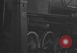 Image locomotive à vapeur en cours de maintenance au Roundhouse United States USA, 1923, de la seconde 33 séquences d'archives historiques vidéo 65675058512