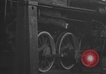 Image locomotive à vapeur en cours de maintenance au Roundhouse United States USA, 1923, de la seconde 38 séquences d'archives historiques vidéo 65675058512