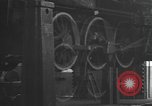 Image locomotive à vapeur en cours de maintenance au Roundhouse United States USA, 1923, de la seconde 40 séquences d'archives historiques vidéo 65675058512
