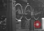 Image locomotive à vapeur en cours de maintenance au Roundhouse United States USA, 1923, de la seconde 41 séquences d'archives historiques vidéo 65675058512