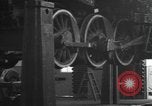 Image locomotive à vapeur en cours de maintenance au Roundhouse United States USA, 1923, de la seconde 46 séquences d'archives historiques vidéo 65675058512