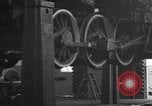 Image locomotive à vapeur en cours de maintenance au Roundhouse United States USA, 1923, de la seconde 48 séquences d'archives historiques vidéo 65675058512